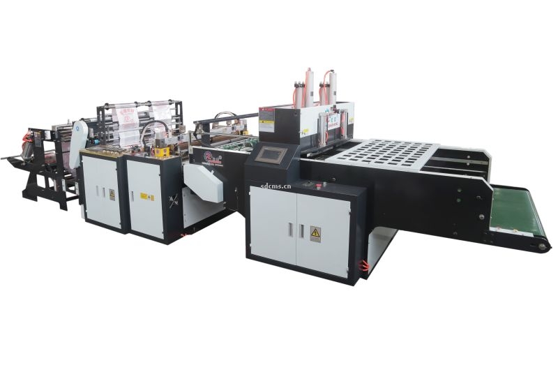 超高速制袋機 超市購物袋制袋機一、特點：本機以HDPE、LDPE筒膜為原料，是制作超市袋、背心袋、馬甲袋、市場袋的理想設(shè)備，本機具有節(jié)省人工、降低成本、一次成型、故障率低、產(chǎn)量高等特點，良好性能的色標(biāo)跟蹤儀，使封切長度更準(zhǔn)確，誤差更小。采用先進的電腦，長度調(diào)整方便，精確。